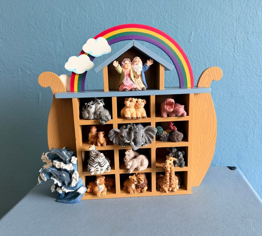 Vintage Wooden Noahs Ark Shadowbox Shelf 12 Resin Figurines 90s Nursery 8.5"